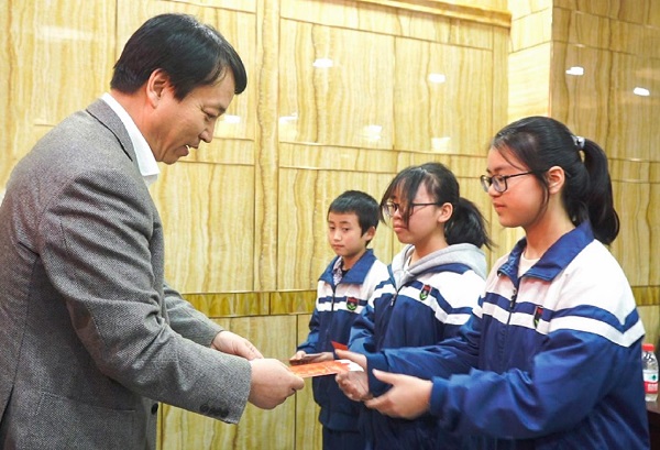 中國華融黨委副書記、監(jiān)事長胡建忠一行赴四川宣漢縣調(diào)研督導(dǎo)扶貧工作